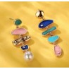 Pendientes largos esmaltados asimétricos con perla. Bisutería online