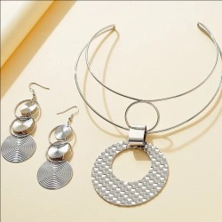 Collar Rigido Chapado en Plata Ley 925 con pendientes a juego.